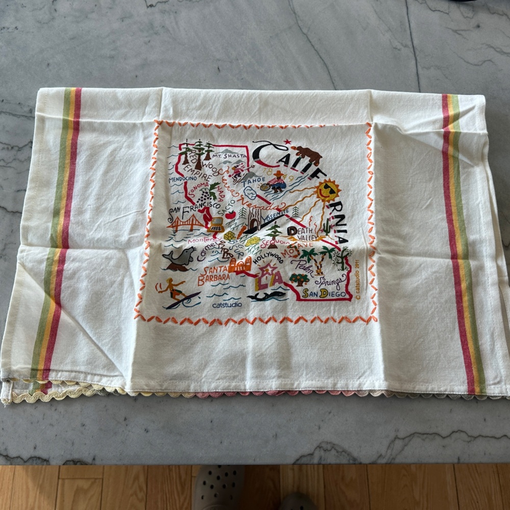 Catstudio “California” embroidered tea towel, brand new - Picture 2 of 3